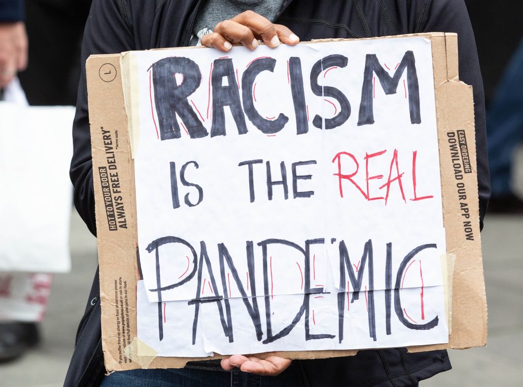 «Il razzismo è la vera pandemia» (Shutterstock)