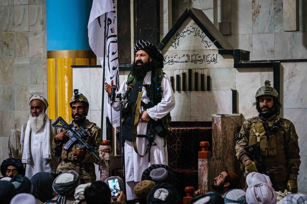 Khalil Haqqani (al centro), il nuovo ministro dei Rifugiati talebano, è nella lista dei terroristi internazionali dell’Onu, visto che è il referente di Al Qaeda all’interno dell’organizza-zione. E non è il solo (Shutterstock)