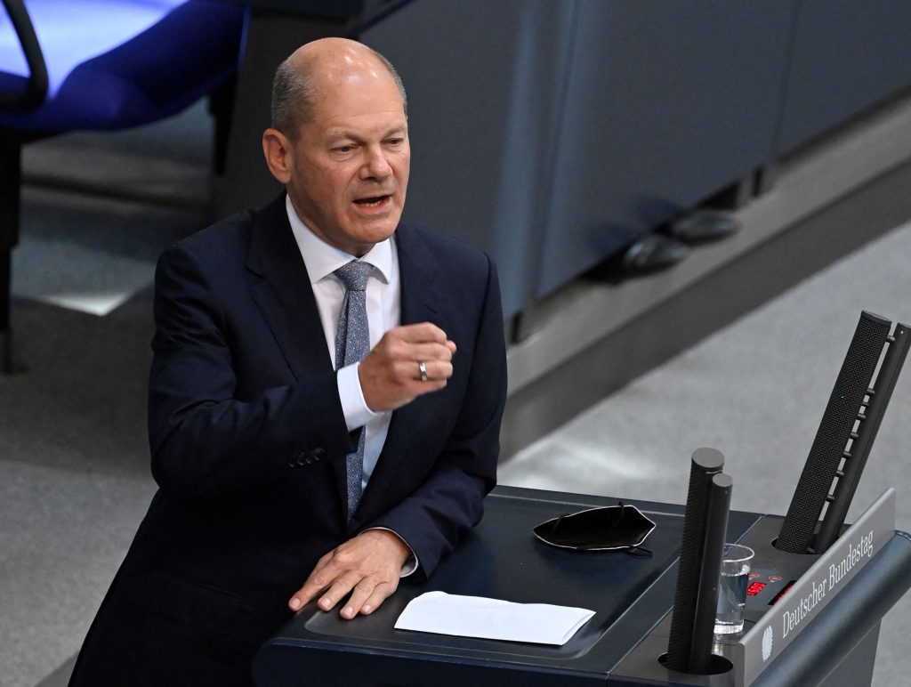 Olaf Scholz (in primo piano) è in testa ai sondaggi davanti ad Armin Laschet (AFP)