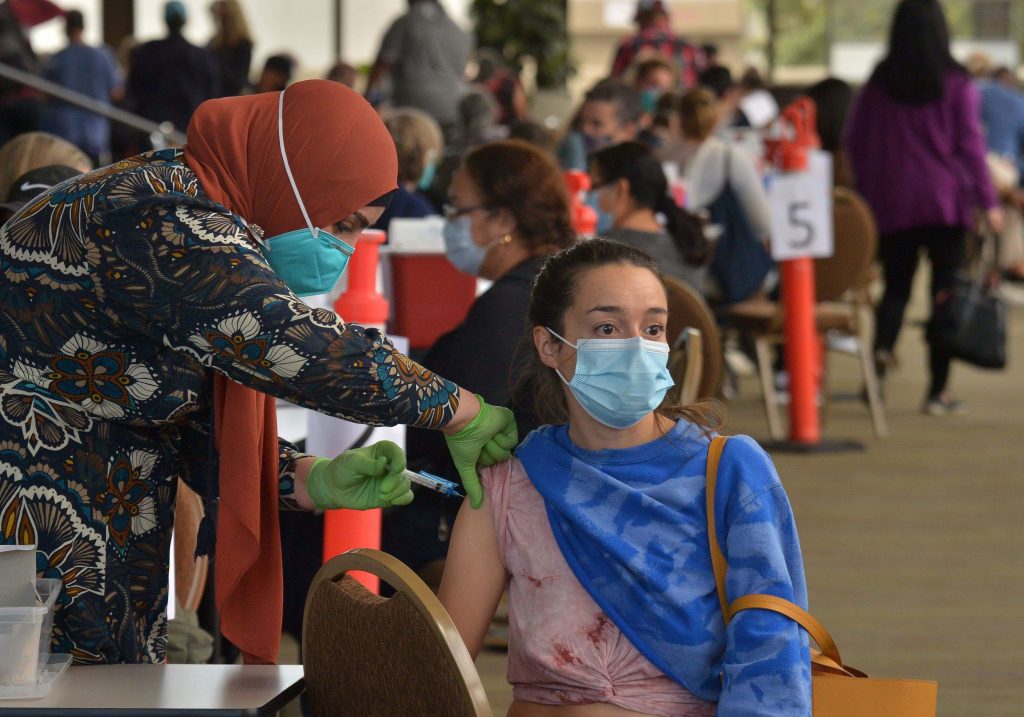 Un centro di vaccinazione a Long Beach, California (Shutterstock)