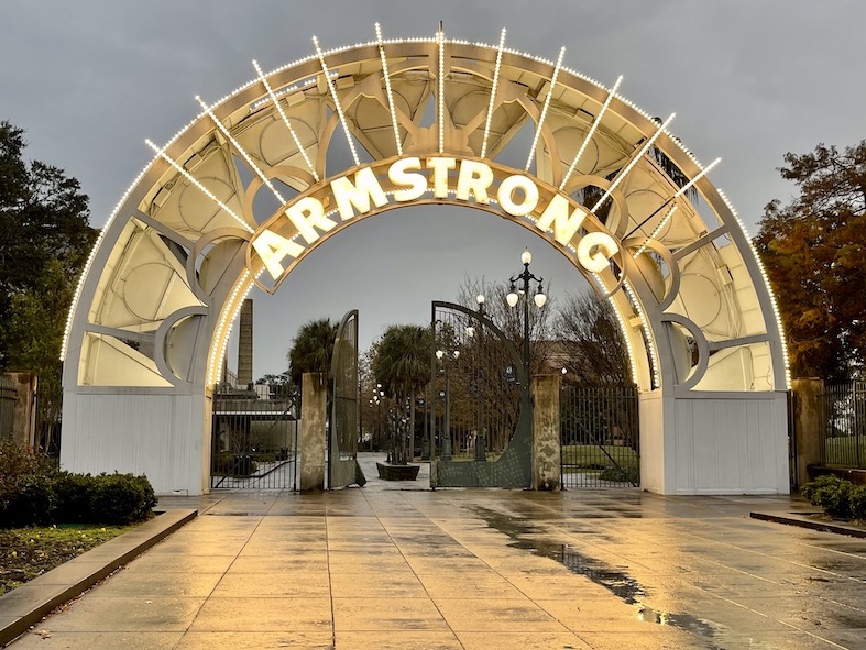 L’iconica insegna luminosa al neon che indica l’ingresso del Louis Armstrong Park