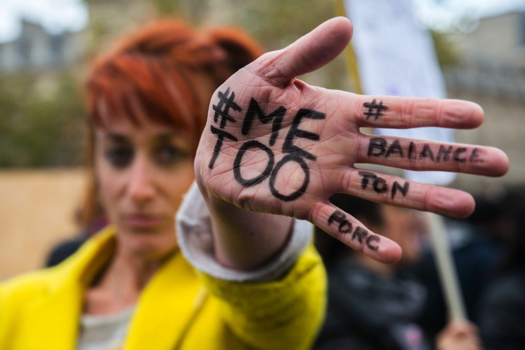 Nel mondo le donne si sono riunite sotto lo slogan #metoo, hashtag lanciato sui social per permettere a chiunque di denunciare i propri offender (AFP)