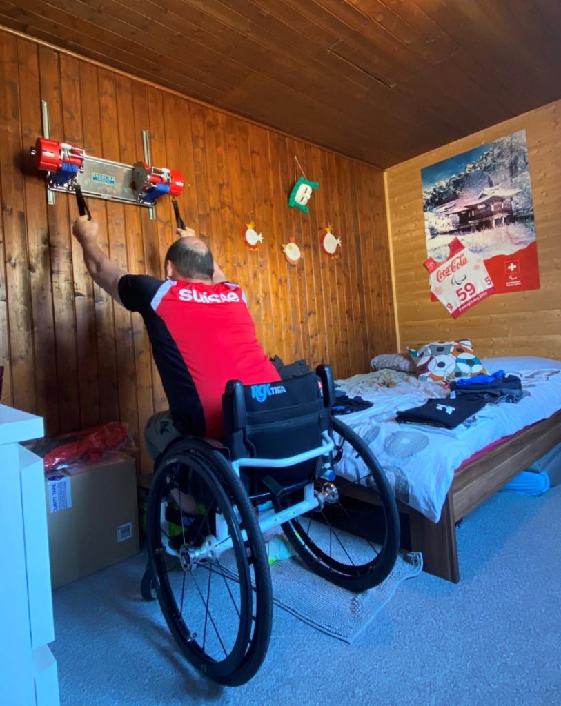 Allenamenti a casa dell’atleta paralimpico ticinese Murat Pelit