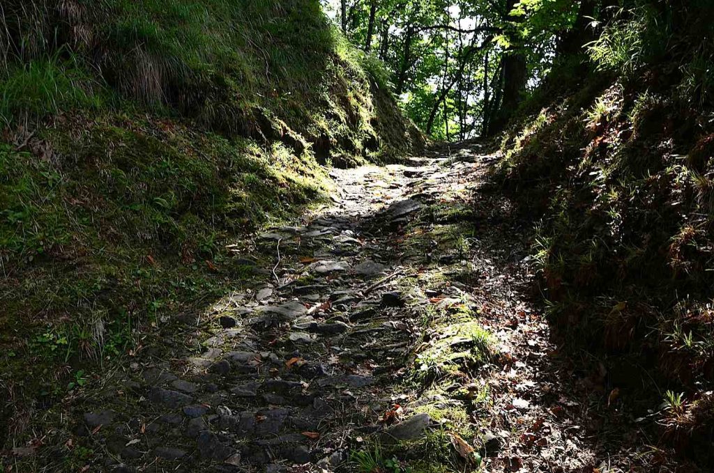 Sentiero lastricato verso Caviano