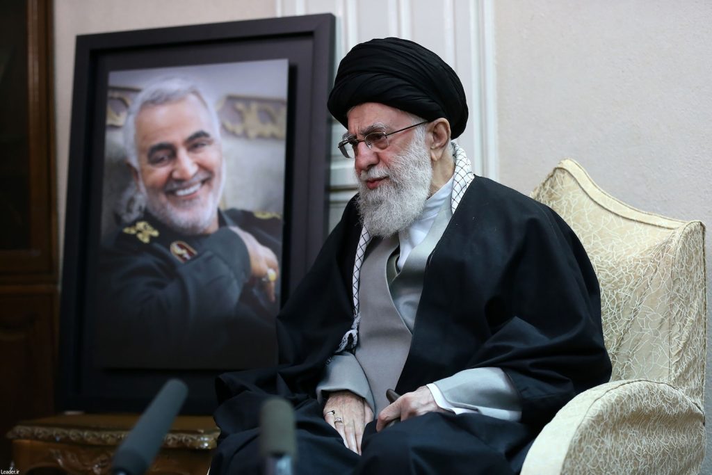 Il ritratto di Soleimani accanto all’ayatollah Ali Khamenei (AFP)
