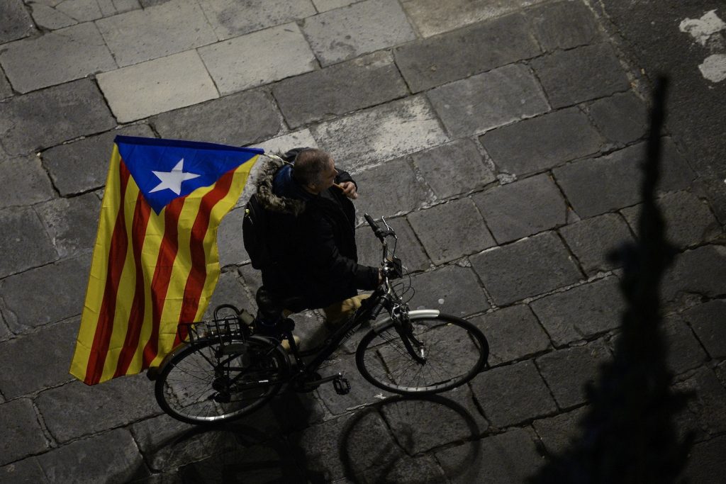 La bandiera Estelada nelle vie di Barcellona durante una manifestazione pro-indipendenza (AFP)