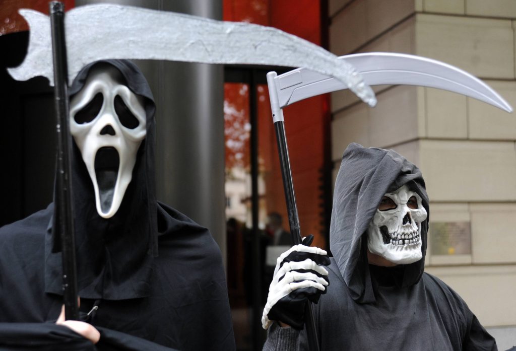 Le piazze chiedono con sempre maggiore insistenza alla politica maggiore difesa degli interessi nazionali (AFP)