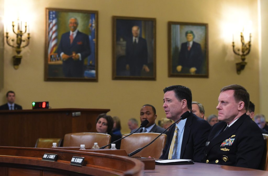 In primo piano da sinistra, James Comey, direttore dell’Fbi e Michael Rogers, direttore dell’Nsa (AFP)