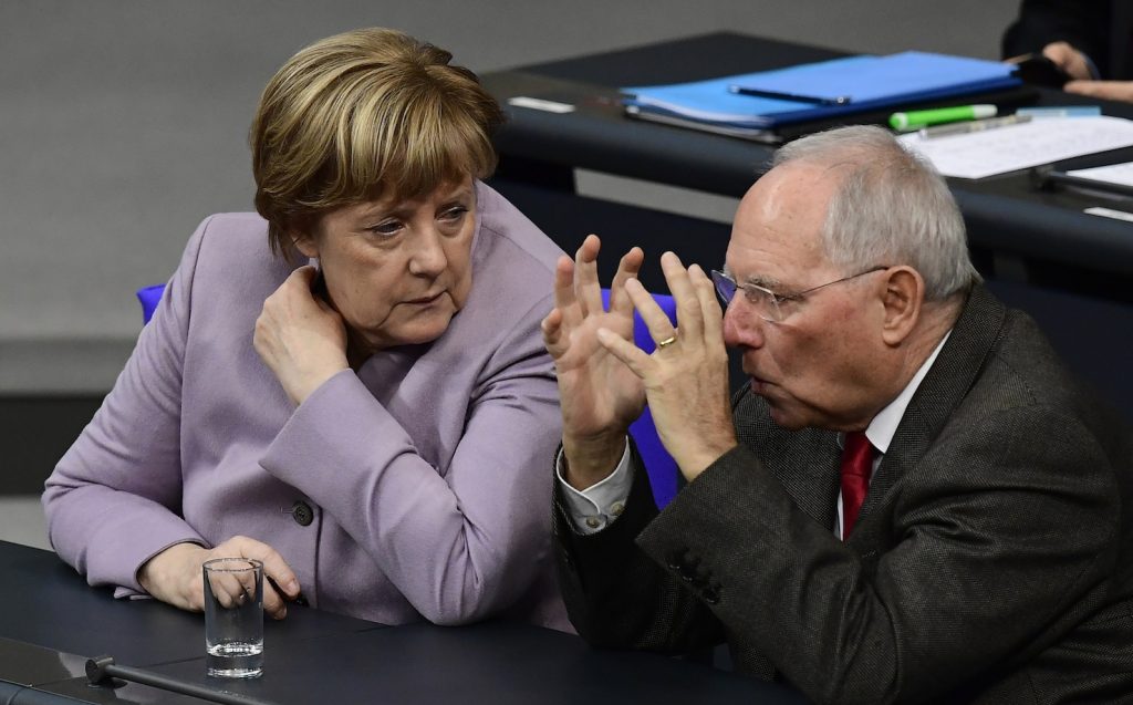 Angela Merkel con il ministro delle Finanze Wolfgang Schäuble, l’ideologo della «Kerneuropa» (AFP)