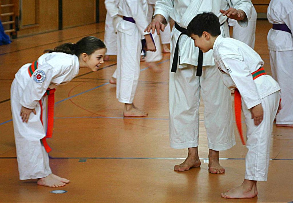 L'inchino iniziale è dimostrazione della prima forma di rispetto durante un incontro (Ma.Ma.)