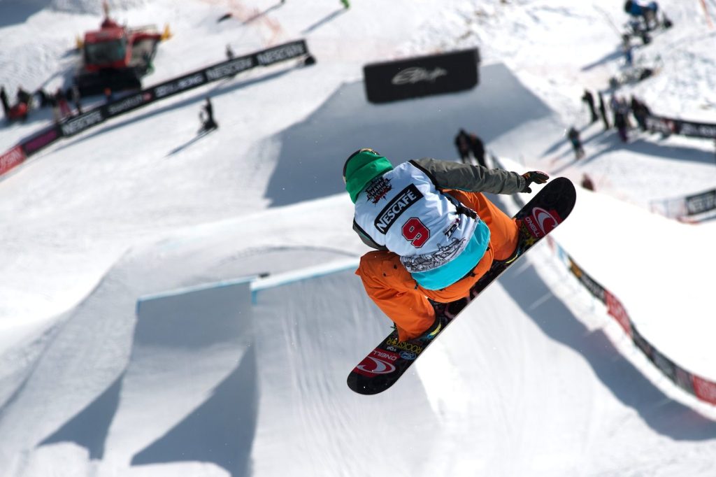 Gian Simmen in volo con il suo snowboard (Fanny Schertzer)