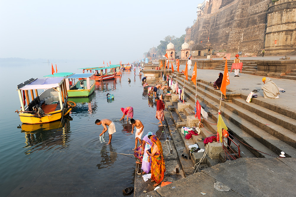 La comunità di Maheshwar si incontra nei ghat del fiume Narmada (Stefano Ember)