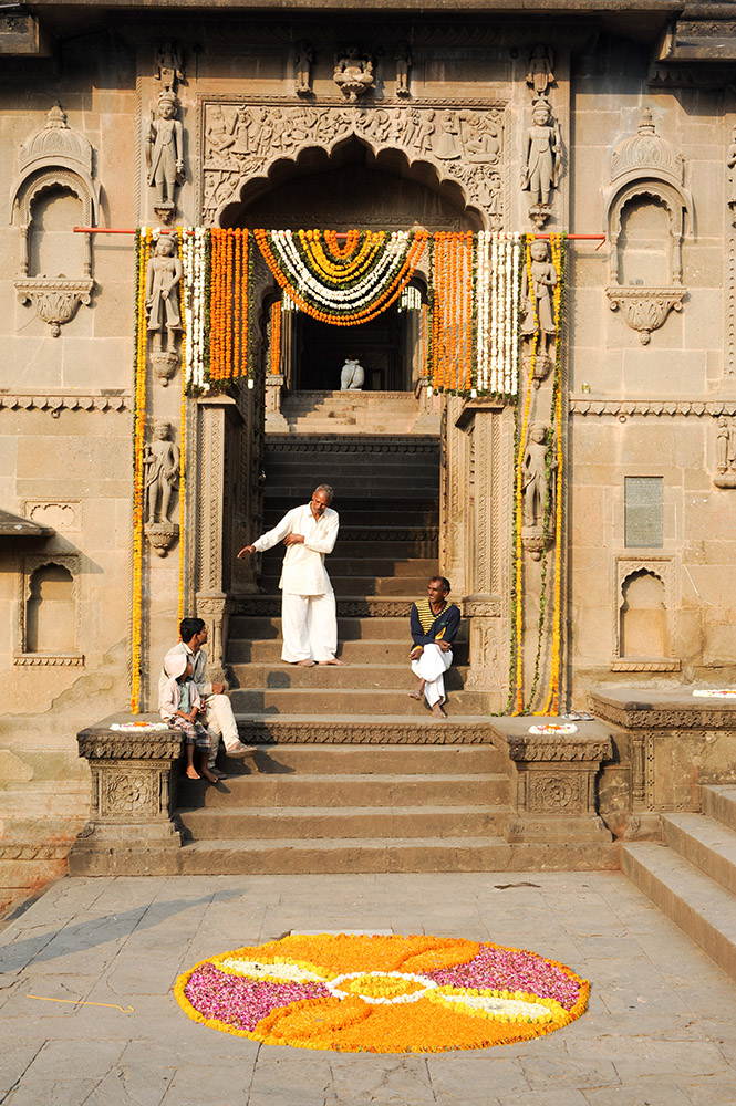 Esempi di architettura Maratha 
con mosaici e ghirlande fatte di petali 
di fiori (Stefano Ember)