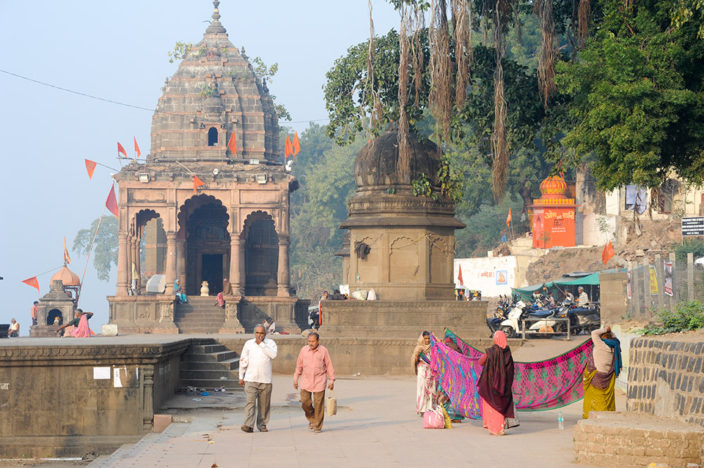 Donne che stendono i sari maheshwariani famosi per la preziosa seta (Stefano Ember)