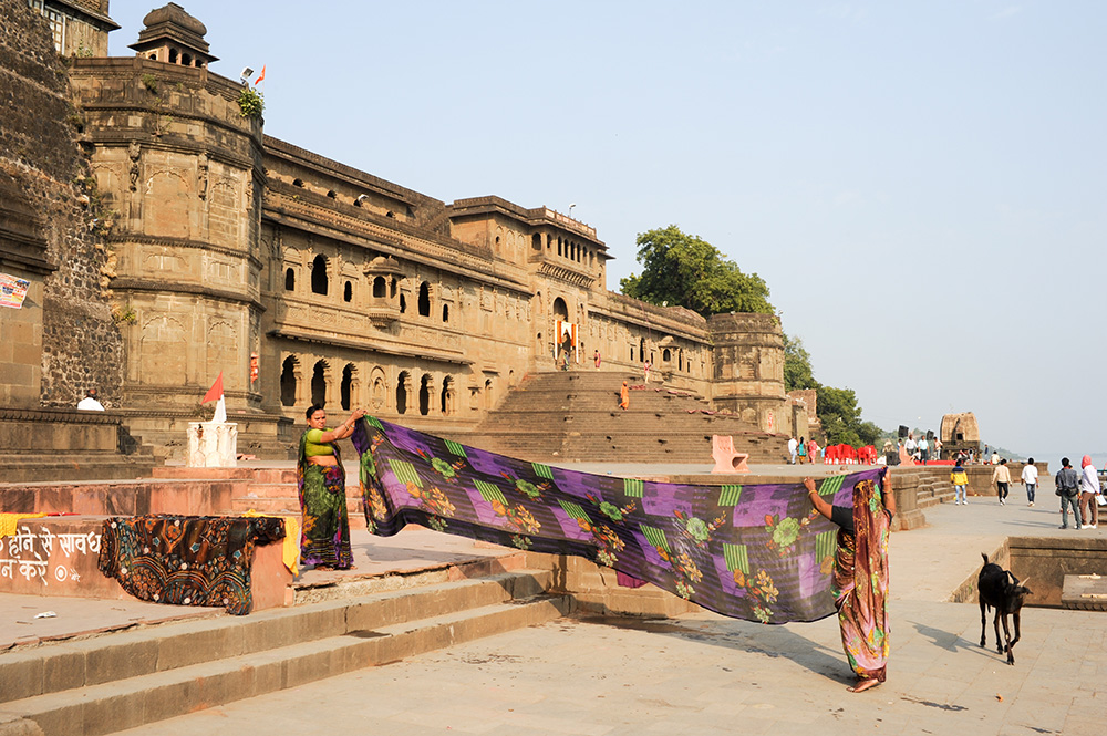 Donne che stendono i sari maheshwariani famosi per la preziosa seta (Stefano Ember)