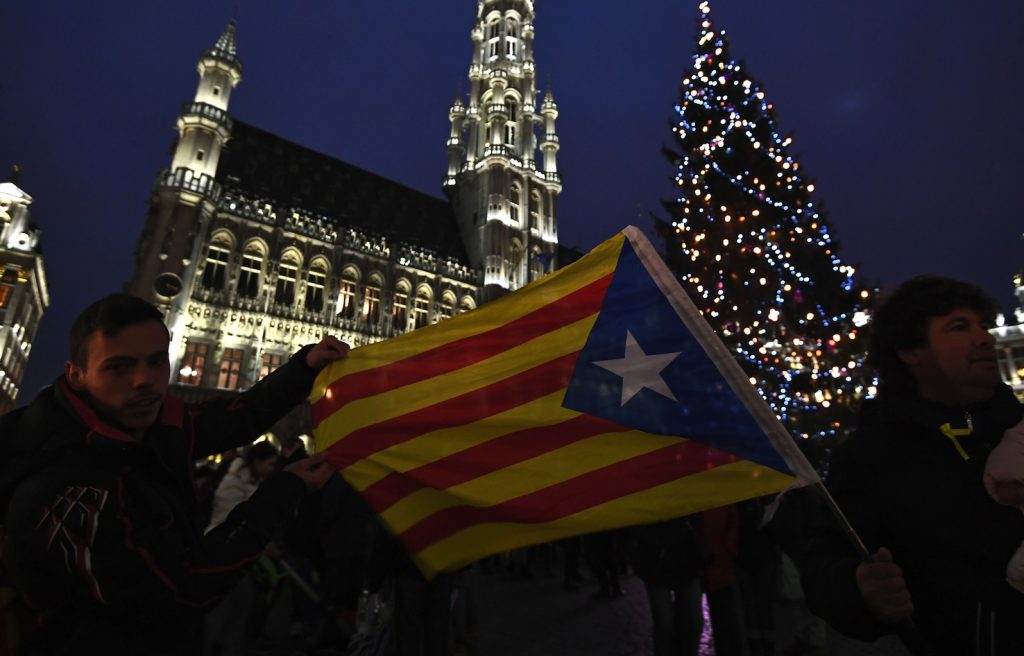 Supporter dell’indipendenza catalana sventolano la bandiera Estelada nelle vie natalizie di Bruxelles (AFP)