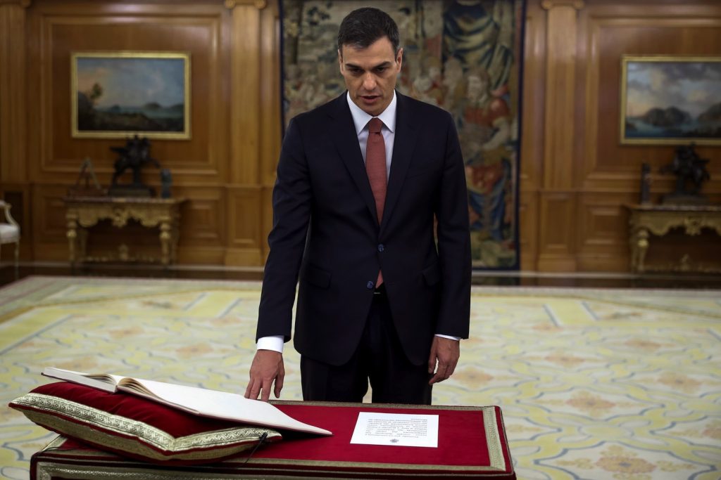 Pedro Sánchez giura al palazzo della Zarzuela di Madrid alla presenza del re Filippo VI (Keystone)