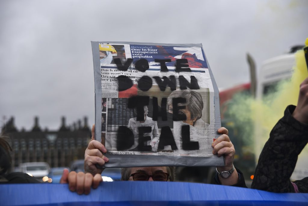 Dimostranti anti-Brexit sul ponte di Westminster a Londra (AFP)