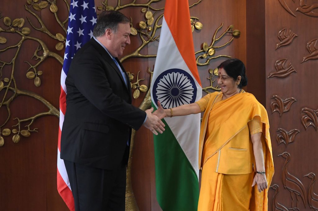 Il segretario di Stato americano Mike Pompeo saluta il ministro degli Esteri indiano Sushma Swaraj a Nuova Delhi (AFP)