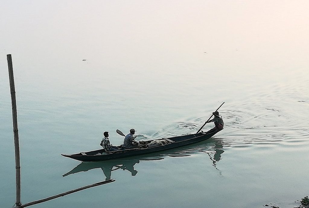 Il fiume sacro Brahmaputra che nasce in Tibet e sfocia nel Golfo del Bengala