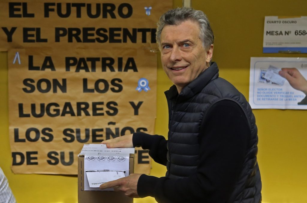 Fra Macri e la sua diretta rivale Cristina Kirchner si gioca una sfida per mostrare chi ha in mano la maggioranza del Paese (AFP)