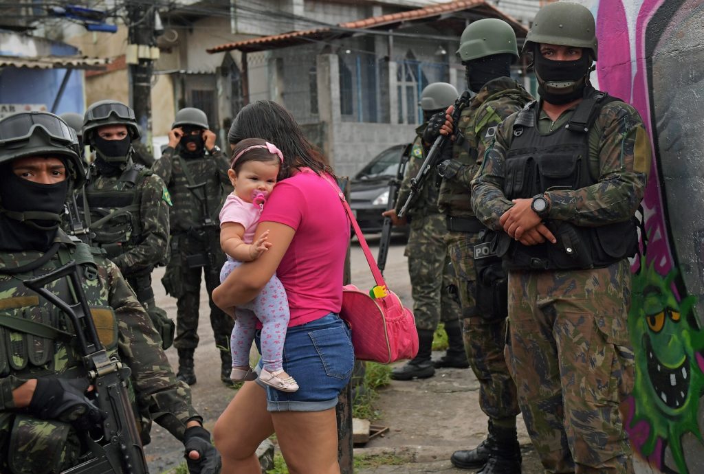 Reparti della polizia militare nelle strade della favela Vila Kennedy di Rio (AFP)