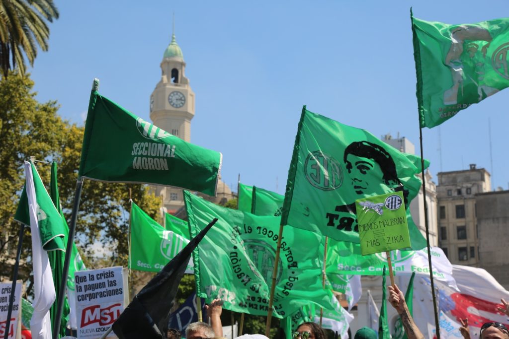 Davanti a Casa Rosada lavoratori protestano contro la revoca delle sovvenzioni pubbliche decisa da Macri (AFP)