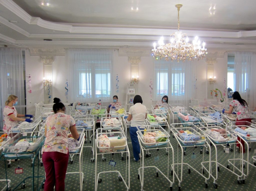 Bebè di madri surrogate parcheggiati in un hotel a Kiev (Keystone)