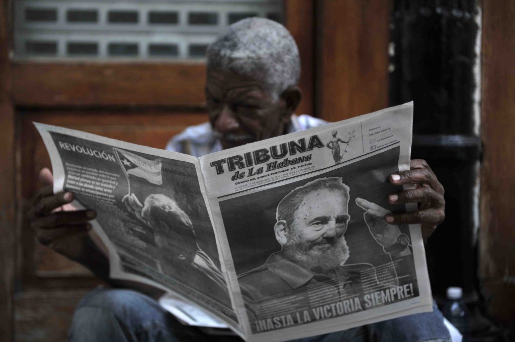 Un cubano all’Avana legge le notizie sulla scomparsa di Fidel Castro (AFP)