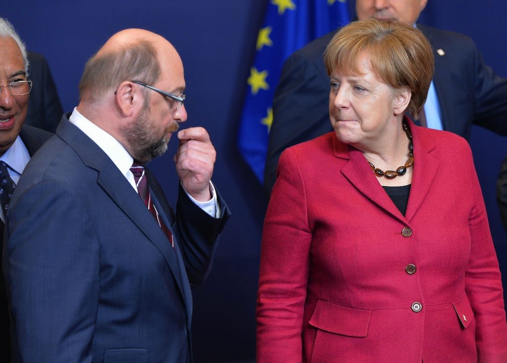 Martin Schulz e Angela Merkel: entrambi subiscono pressioni all’interno dei propri partiti (AFP)