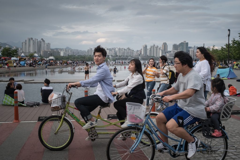 Cittadini sudcoreani spensierati nelle vie di Seul (AFP)