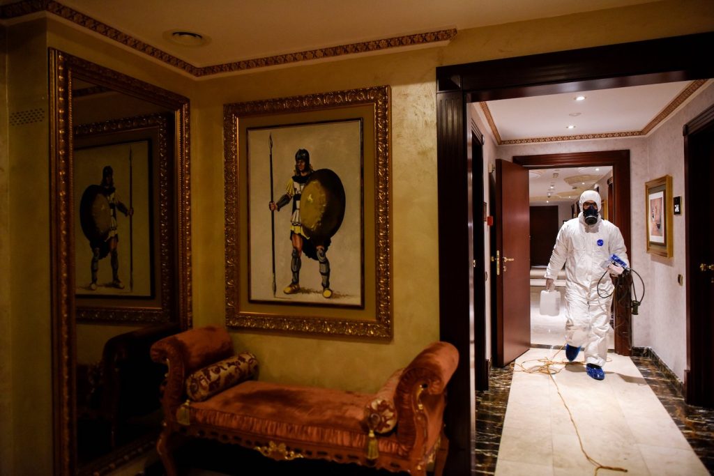 Disinfestazione a tappeto in un albergo di Pristina (AFP)