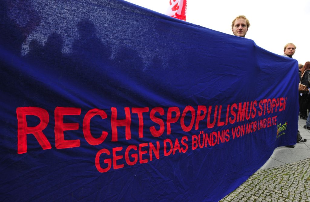 Un banner con cui si chiede di fermare il populismo di destra in Germania (AFP)