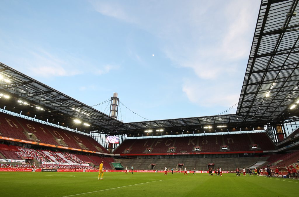Lo Stadio del Reno, a Colonia in Germania, vuoto durante la 29esima partita della Bundesliga svoltasi il 1. giugno 2020 (Keystone)