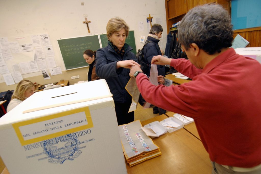 Secondo molti la liturgia del voto espresso nell'urna non rappresenta più la volontà del popolo (Marka)