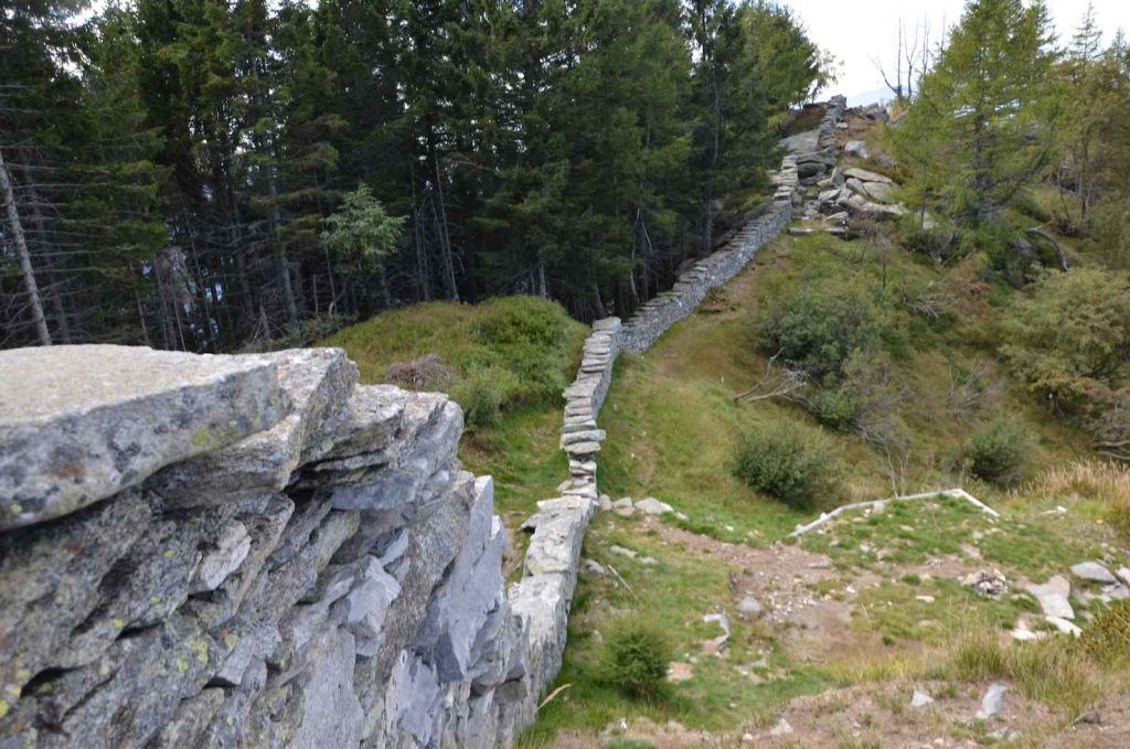 Il muro scorre a cavallo dello spartiacque