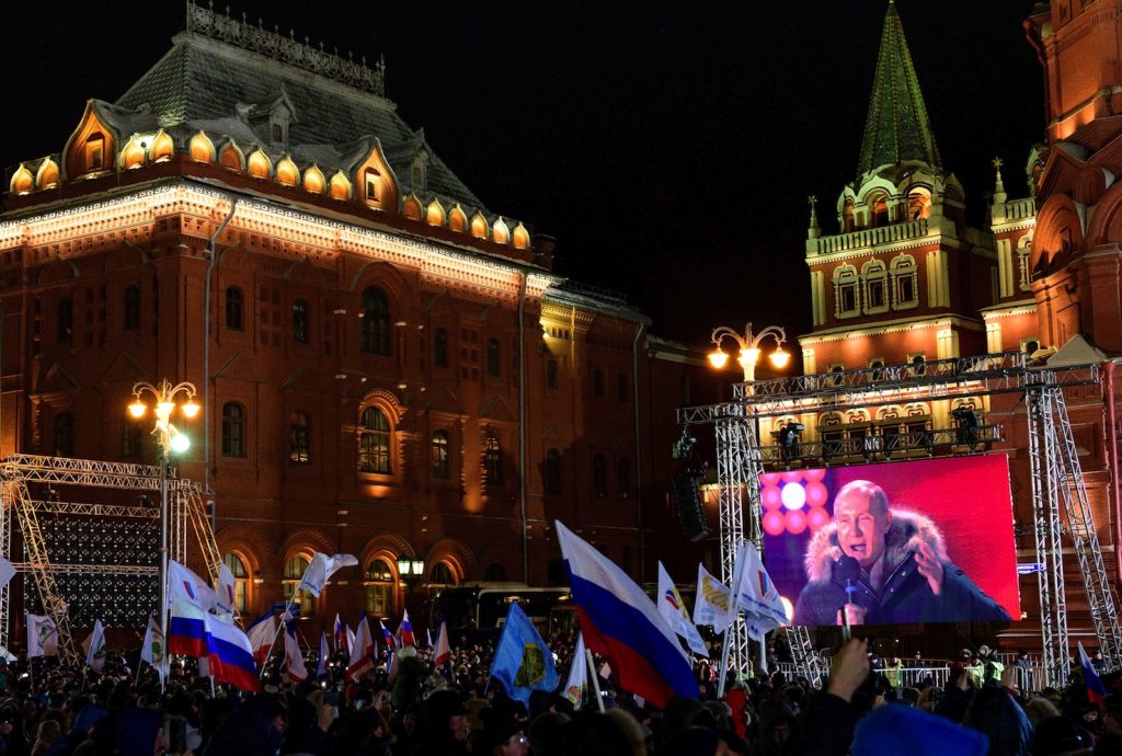 A Mosca il neoeletto Putin parla alla piazza in occasione del concerto dedicato al 4. anniversario dell'annessione della Crimea (AFP)