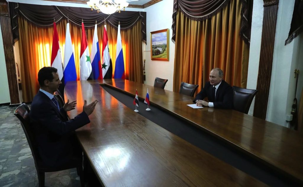 Putin con Assad nella base aerea di Hmeimim nella provincia siriana di Latakia (AFP)