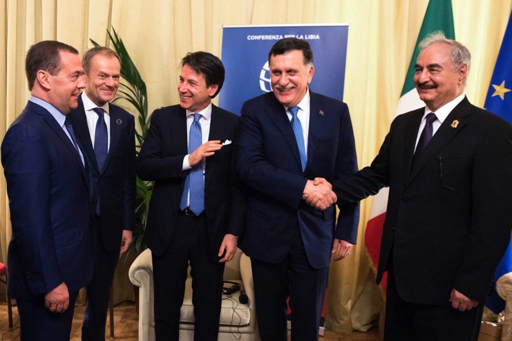 Il vertice sulla Libia tenutosi a Palermo: presenti i libici al-Sarraj (4. da sinistra) e Haftar (4. da destra) (Keystone)