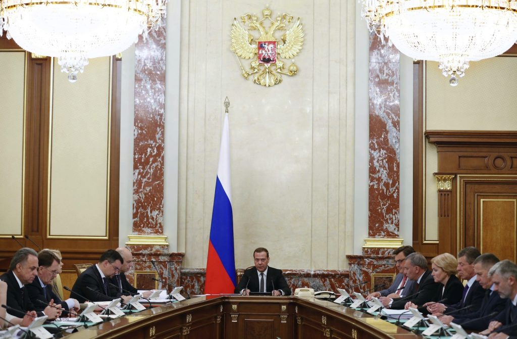 Il primo ministro russo Dmitry Medvedev presenta al governo la riforma di pensioni e tasse (Keystone)