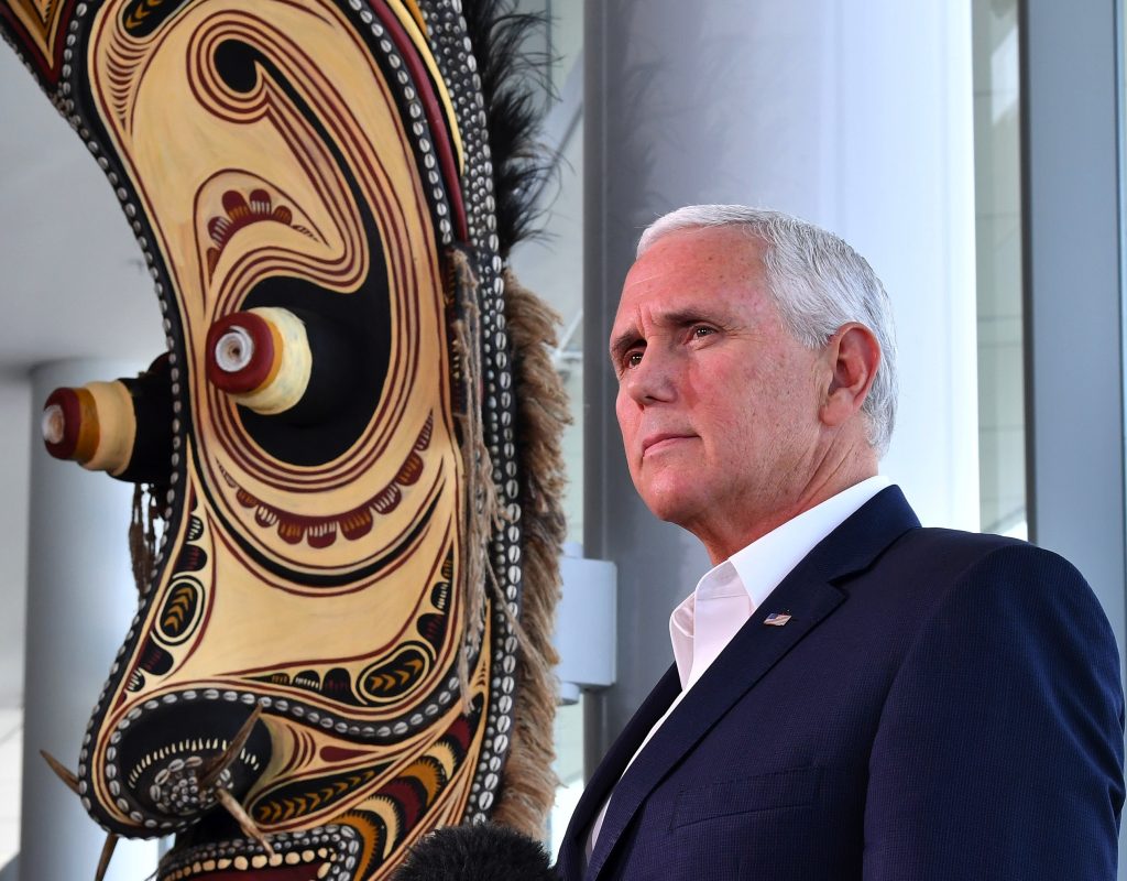 Il vice presidente Usa Mike Pence davanti ai giornalisti al termine del vertice Apec a Port Moresby, Papua Nuova Guinea (AFP)