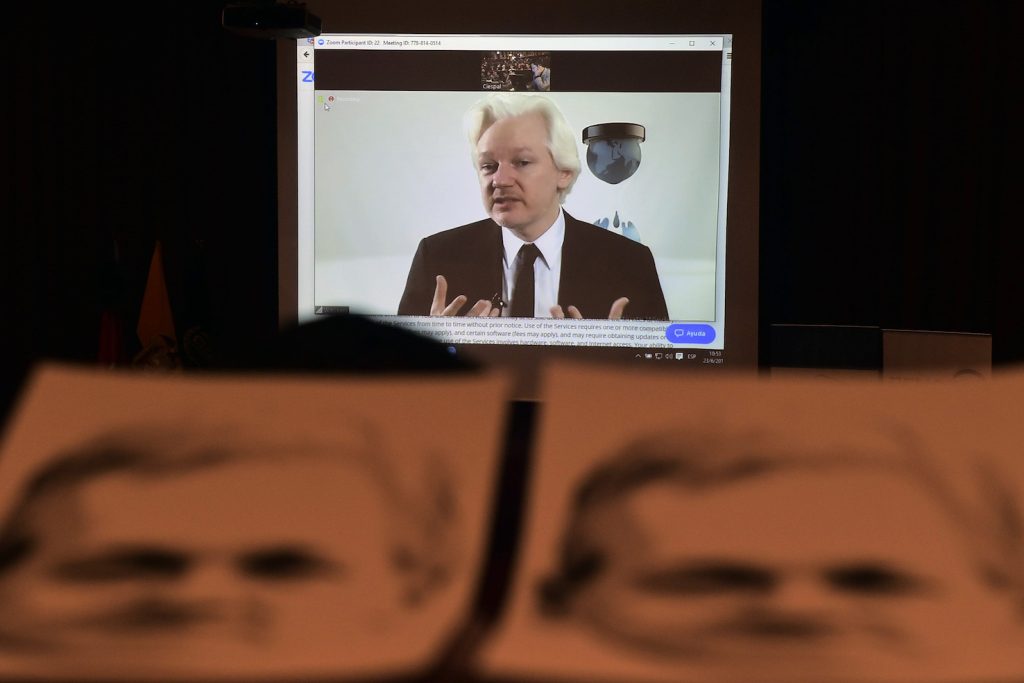 Julian Assange è stato arrestato non per il Russiagate ma per la sua presunta collaborazione con l’allora soldato Bradley Manning (AFP)