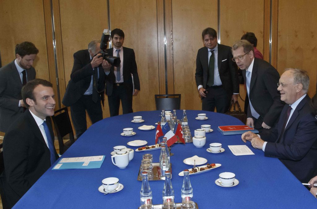 Macron e Schneider-Ammann, in occasione del loro ultimo incontro a Parigi, nell’aprile 2015, da ministri dell’economia (Keystone)