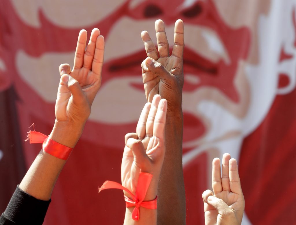 Le tre dita alzate, simbolo delle proteste contro il colpo di Stato del 1° febbraio (Keystone)