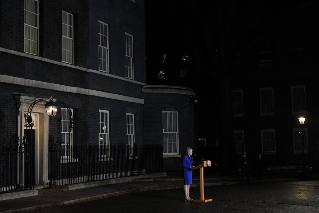 Theresa May è stata sconfessata sull'accordo ma non è stata sfiduciata (AFP)