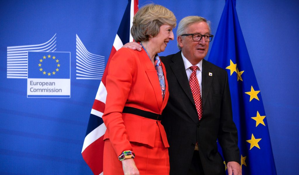 La premier britannica Theresa May e il presidente della Commissione europea Juncker (AFP)
