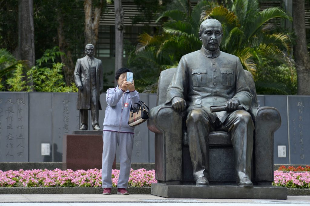 A Taipei la statua di Sun Yat-Sen, tra i primi a considerare il problema della democrazia in Cina (AFP)