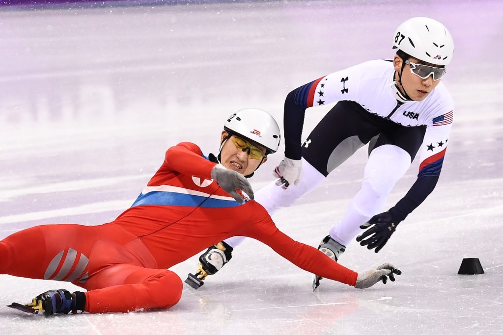 L'atleta nordcoreano Jong Kwang-bom a terra durante la gara dei 500 metri (AFP)