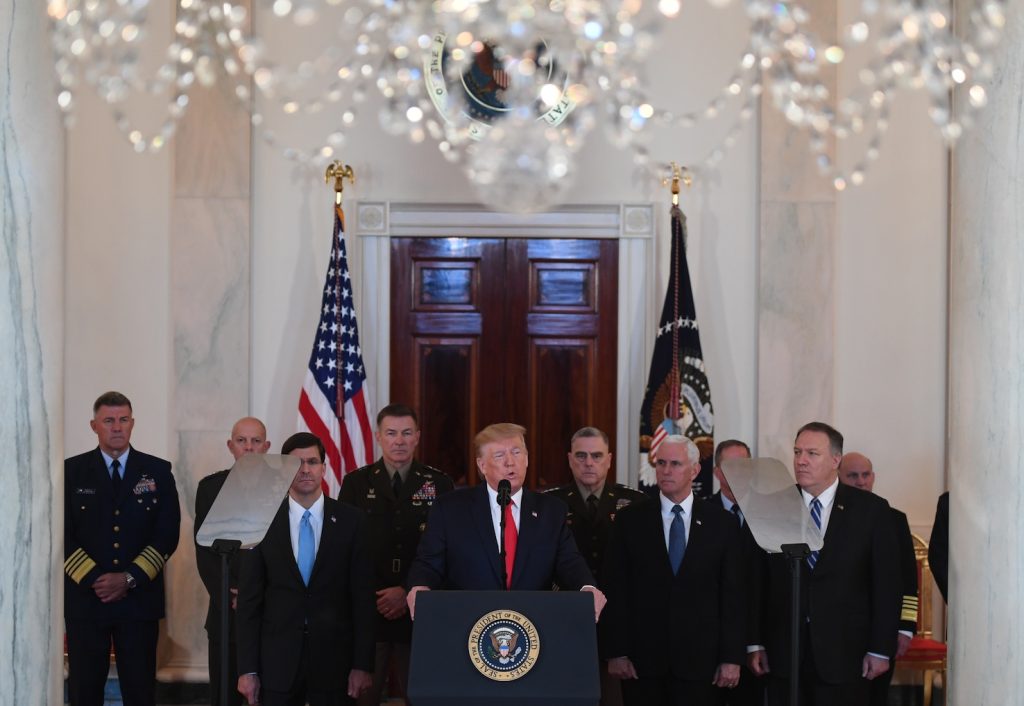 Donald Trump alla Casa Bianca assieme al segretario della Difesa Mark Esper e al segretario di Stato Mike Pompeo (AFP)