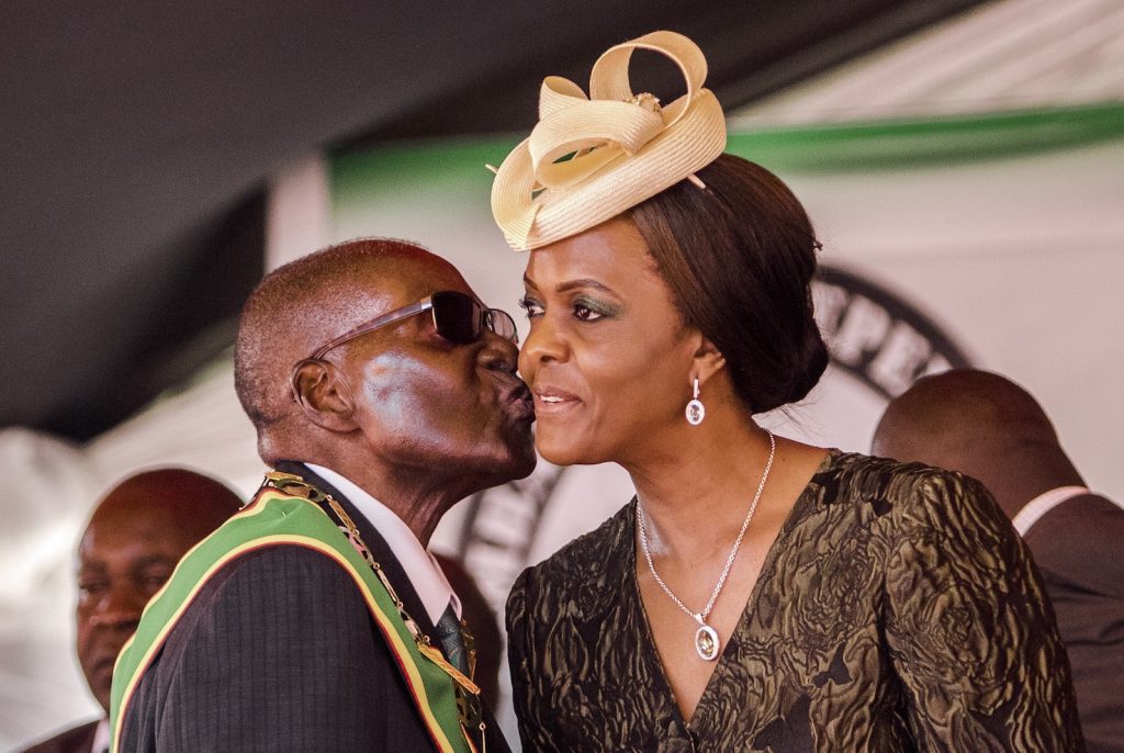 Robert Mugabe bacia Grace durante le cerimonie per l’anniversario dell’indipen-denza (AFP)